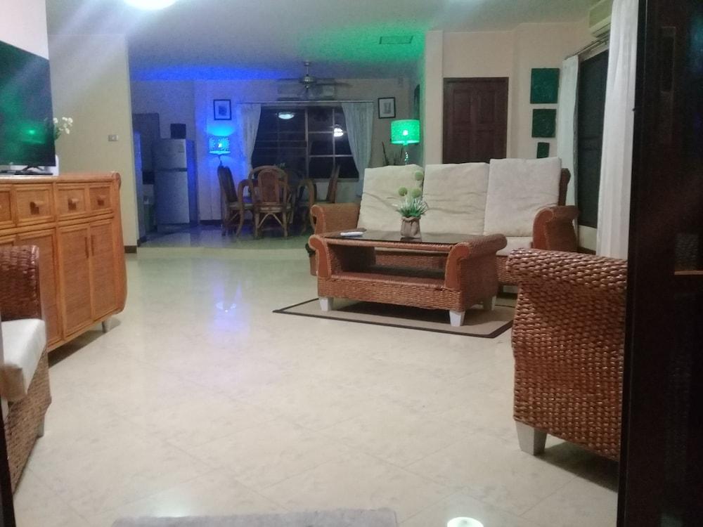 4 Bedroom House & Private Pool Pattaya