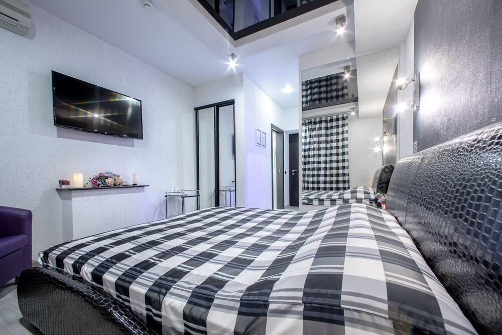 Alex Hotel on Muzhestva