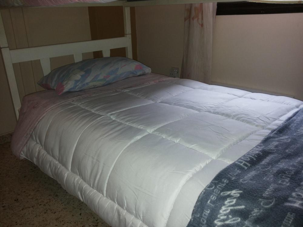 Costas Hostel Action