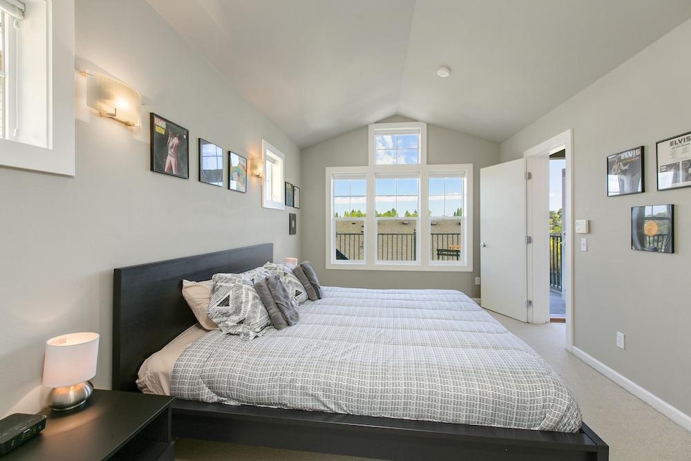 Seattle Vacation Home: The Library