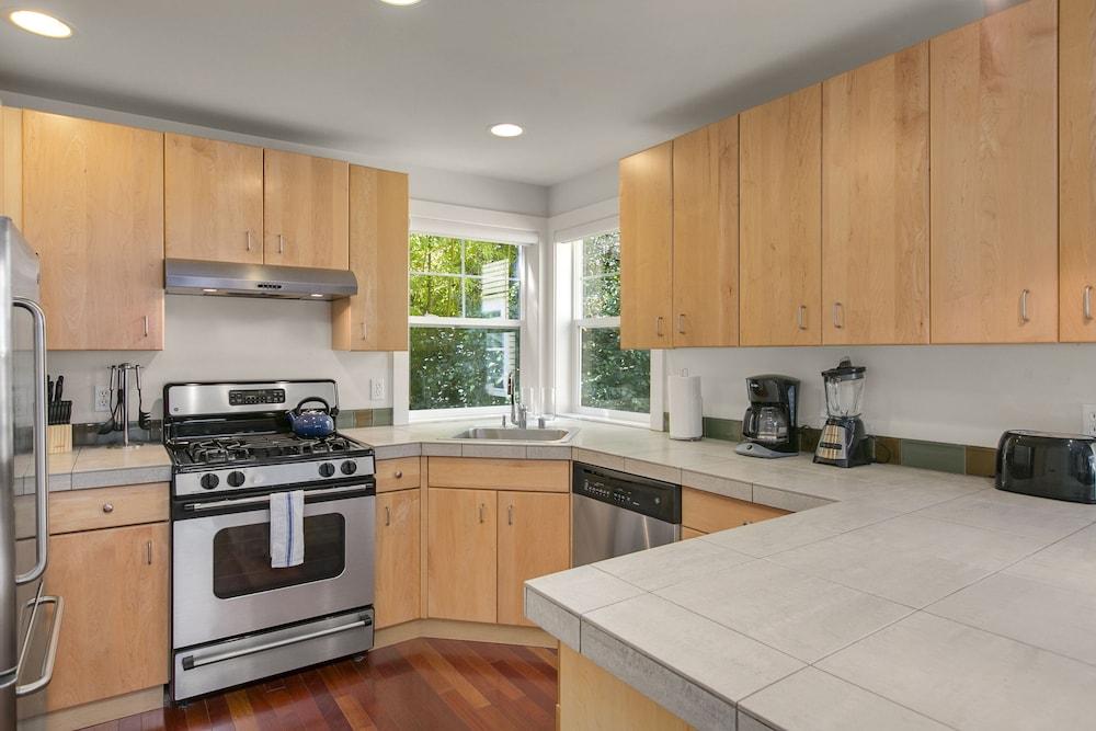 Seattle Vacation Home: The Library