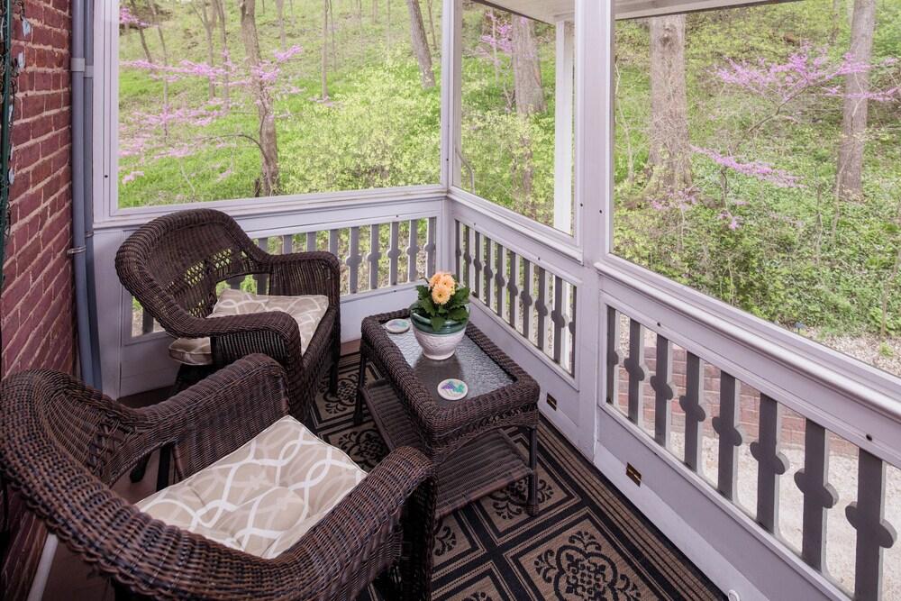 The Steamboat House Bed & Breakfast