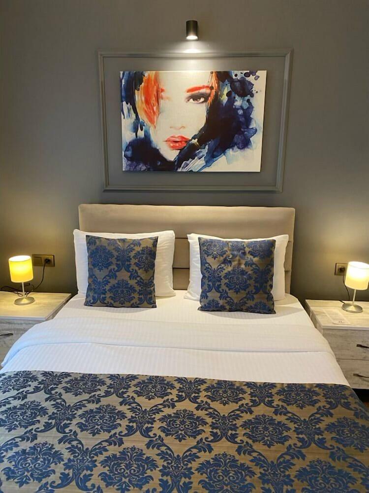 12 Rooms Boutique Hotel