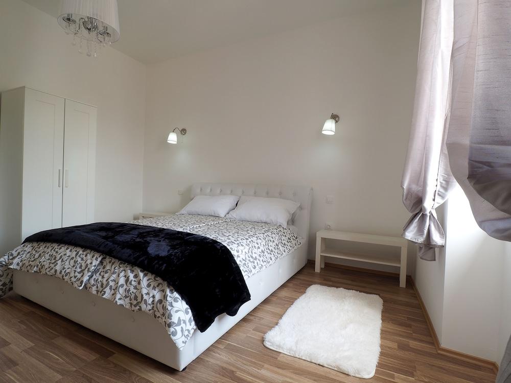 Captain Emo City Apartments