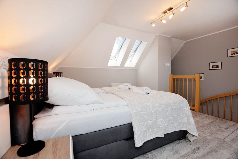 Golden Sun Apartments - Port