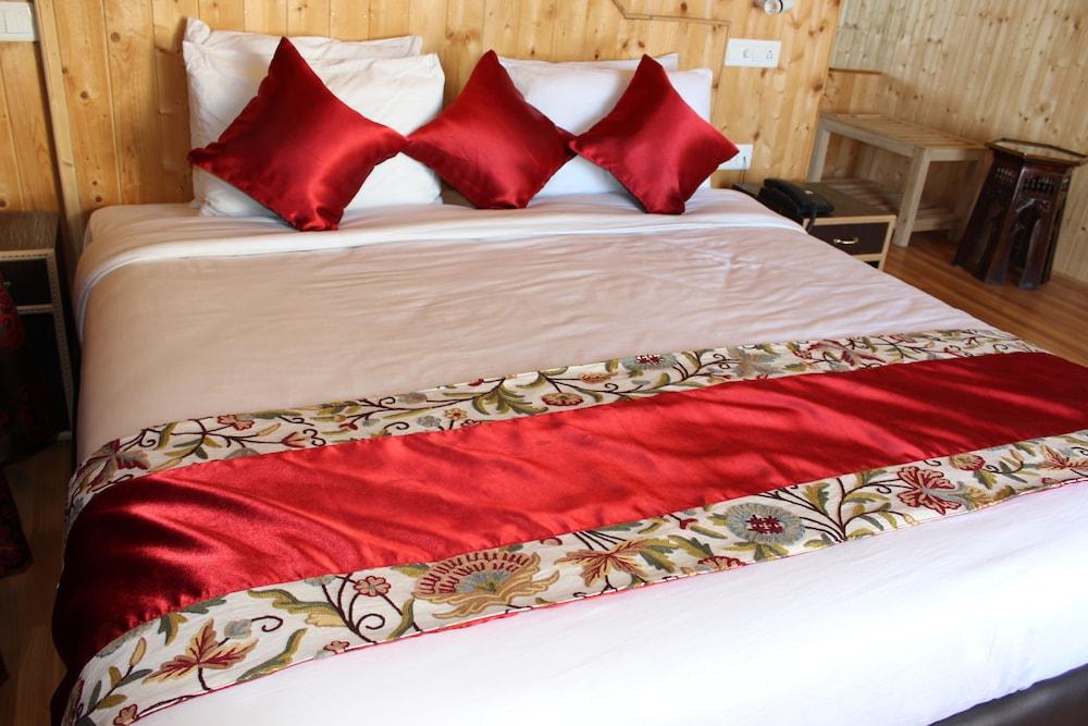 Nigeen Lake View Resort