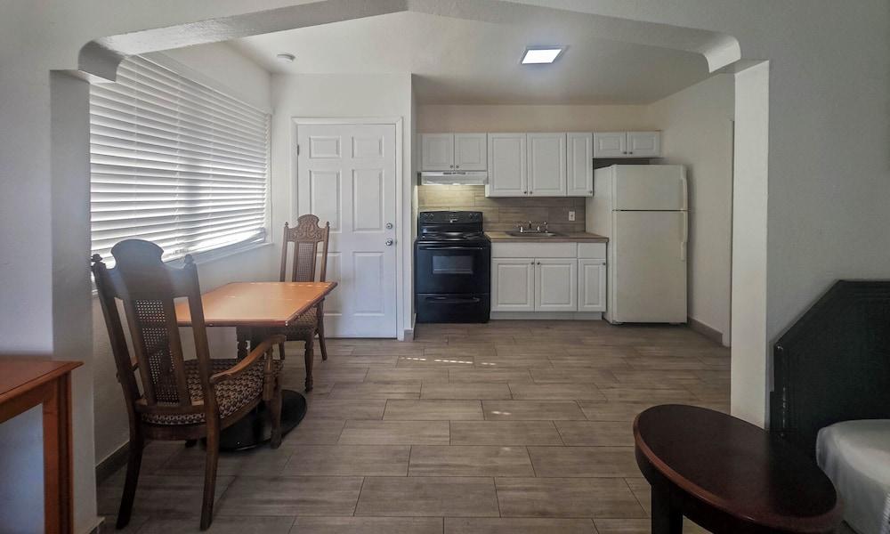 Richards Motel Courtyard