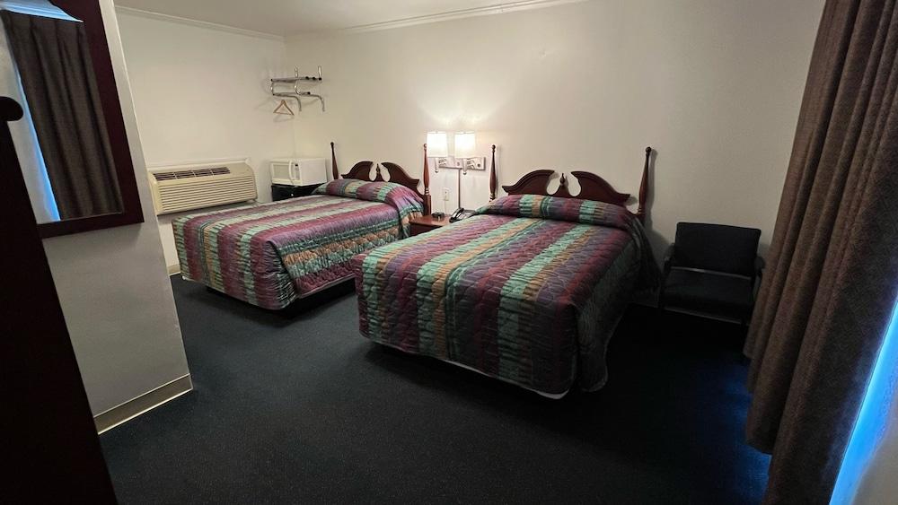 Four Oaks Lodging & RV Resort