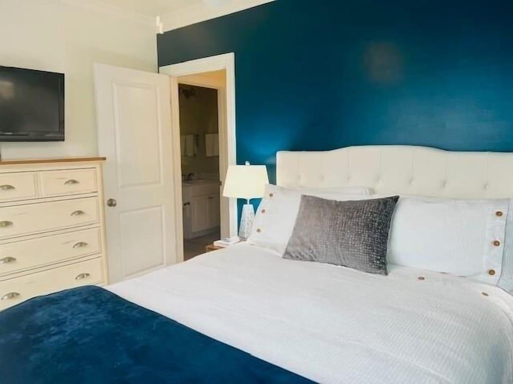 The Rainbow Connection 4 Bedroom Home by RedAwning