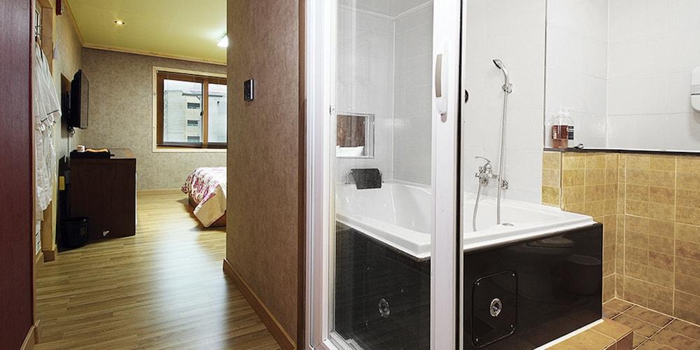 Suanbo Hot Spring Land