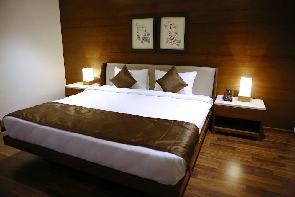 Five Petals Hotel & Banquets