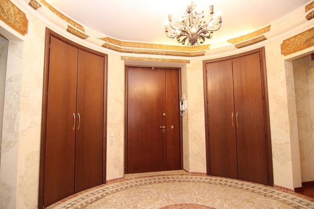 Lakshmi Apartment Red Square