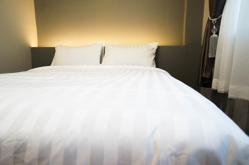 Lux Rooms Night Bazaar