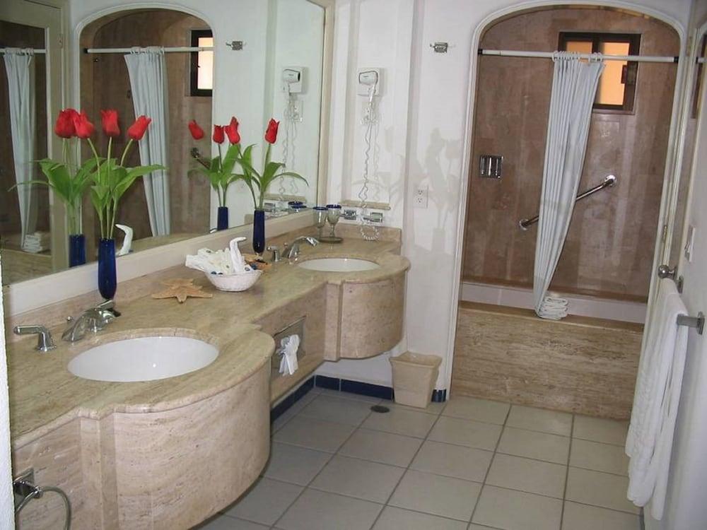 Great Nautical JR Suites (studio) in Cabo