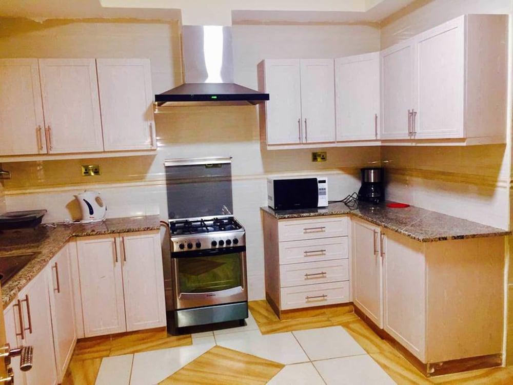 Geomara Wood Ave Park Apt 34