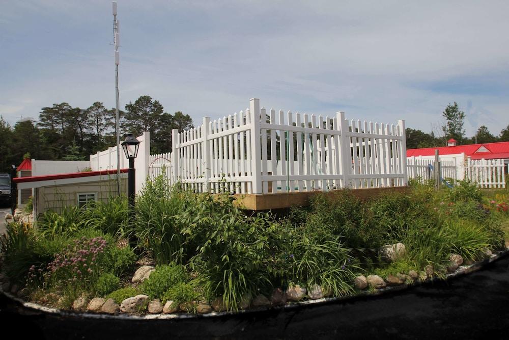Mackinac Lake Trail Motel