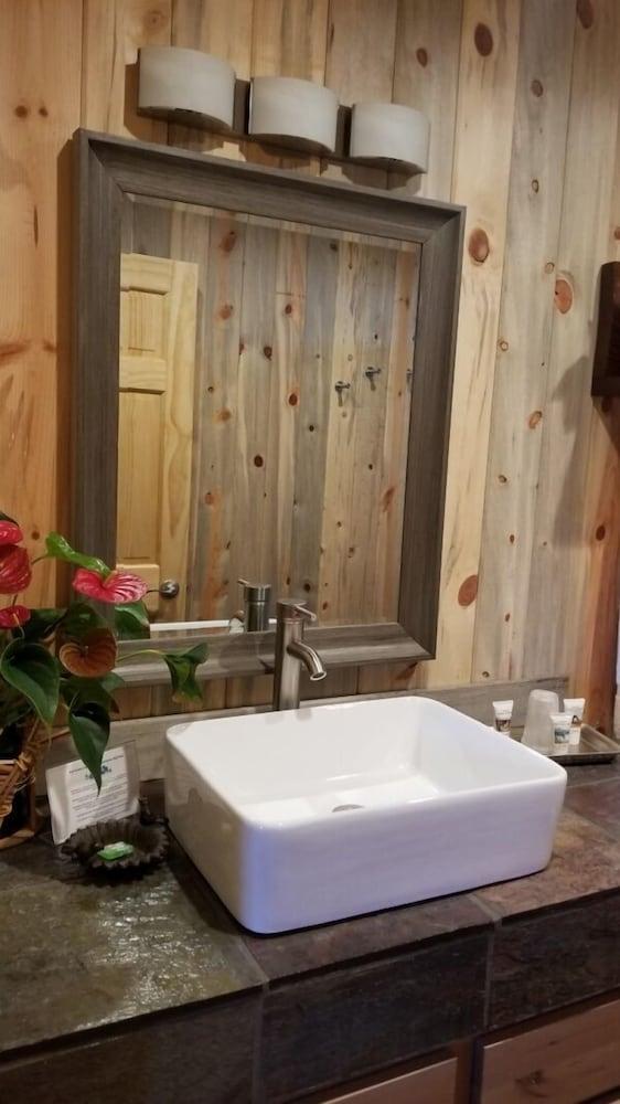 Bluff Gardens Cabins