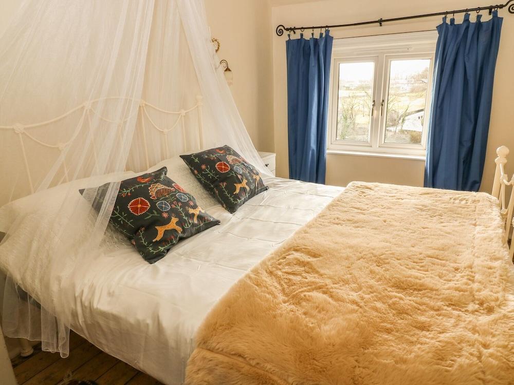 1 Bridge End &amp; Garden