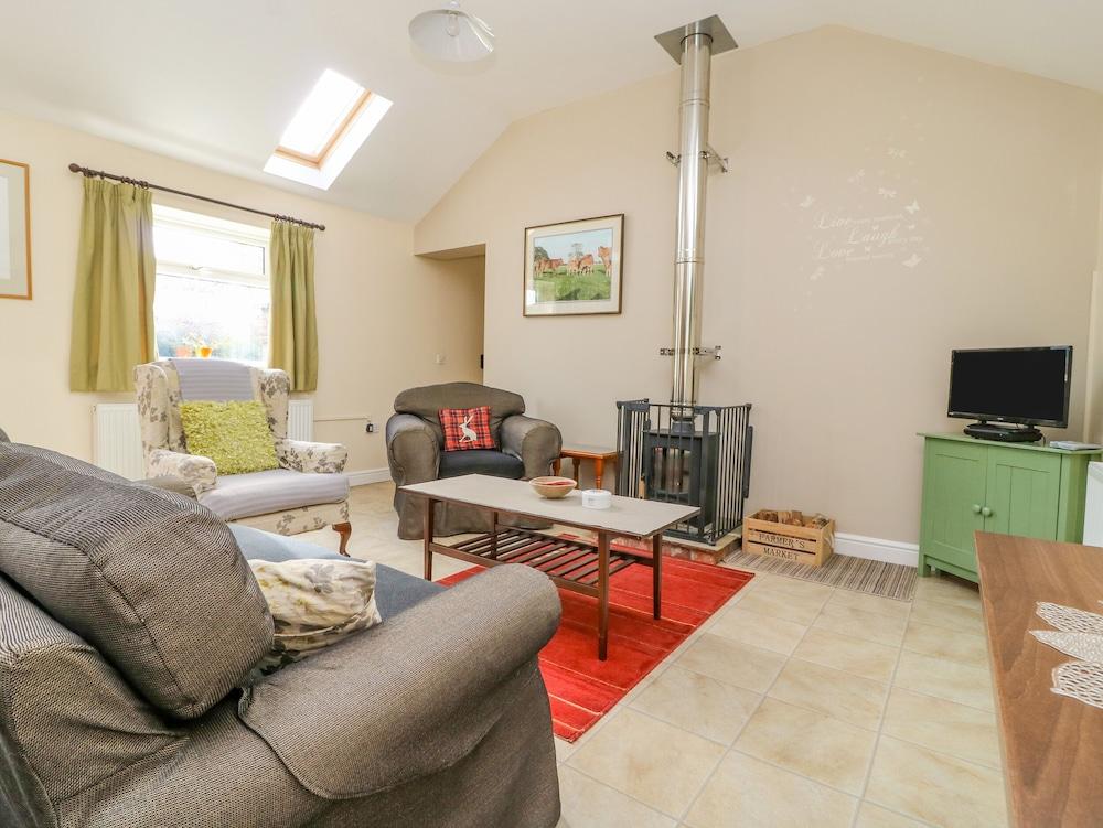 1 Pines Farm Cottages