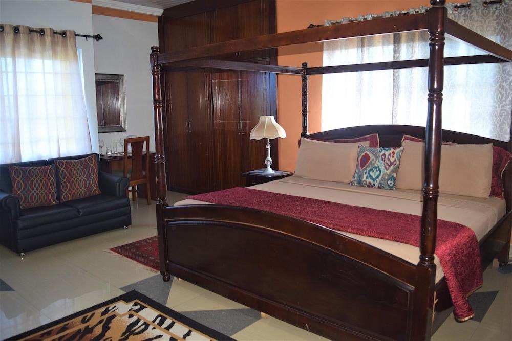 Coconut Pointe Villa & Beach Resort