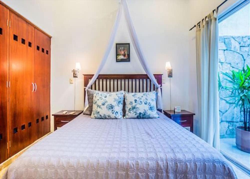 Magic, 1 block from Mamitas Beach by Tripintravel