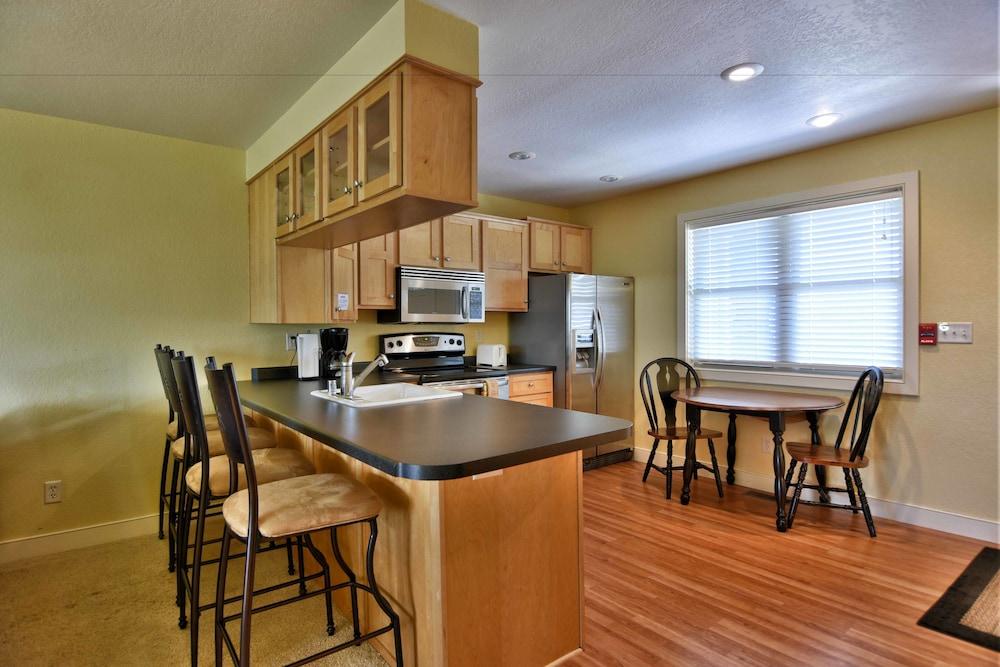 Unit 110 2 Bd/ 2 Ba Condo 2 Bedroom Condo by RedAwning