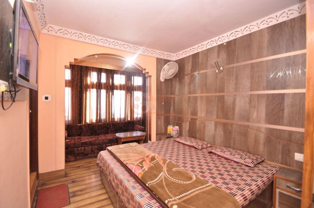 Hotel Sidharth Regency