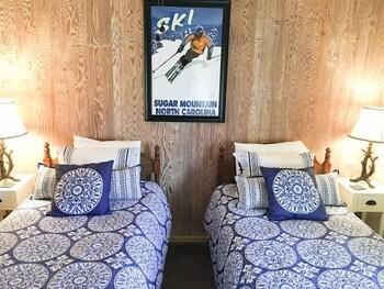 Skyleaf E_17 2 Bedroom Condo by RedAwning