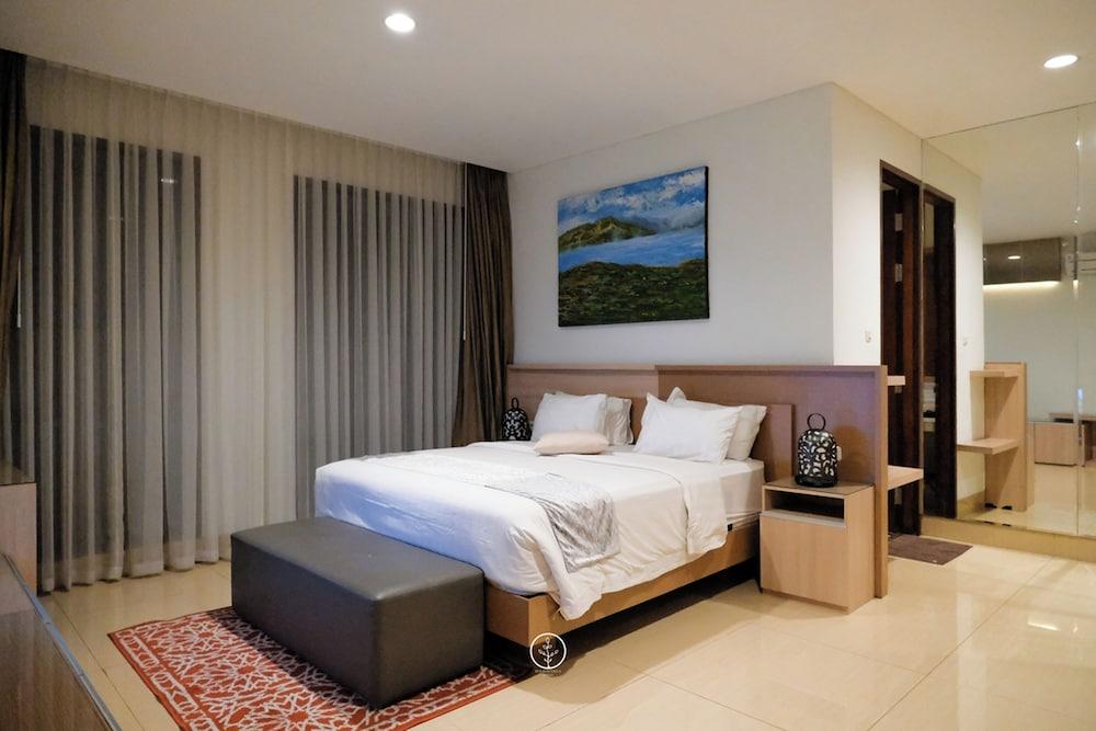 Narwastu hill 6BR villa with pool and movie room