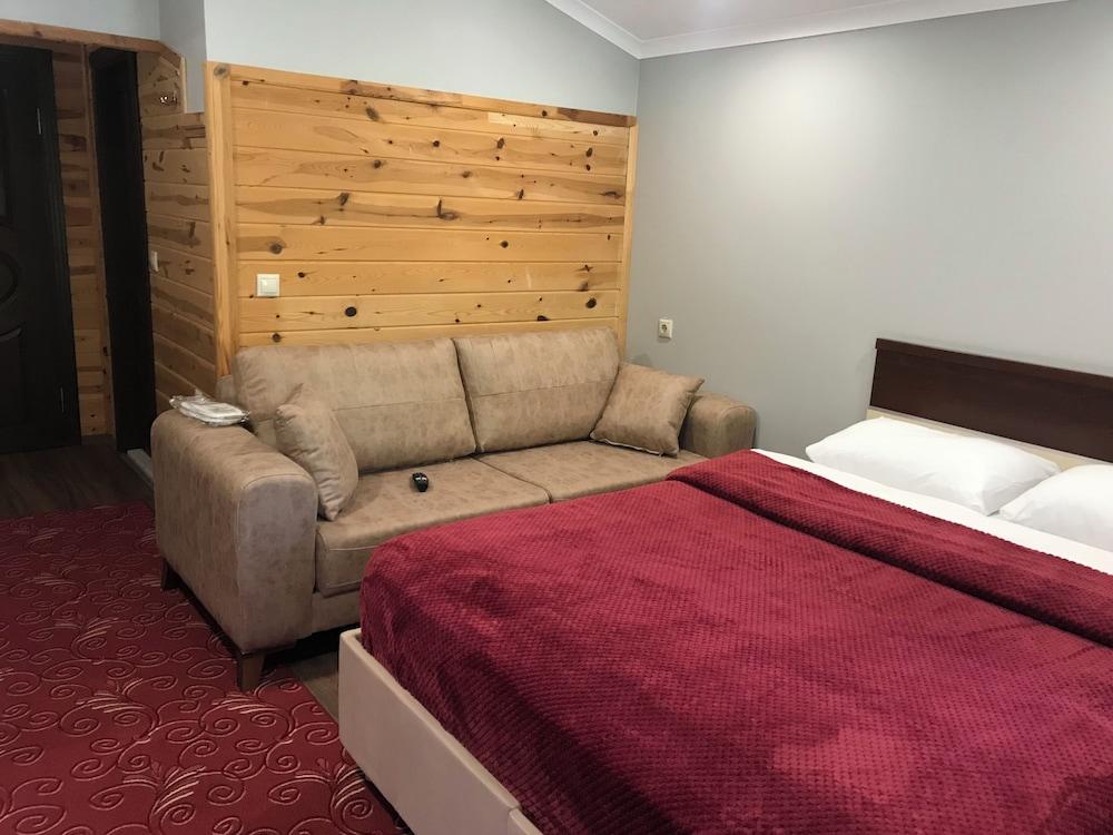 Yedigoller Hotel & Restaurant