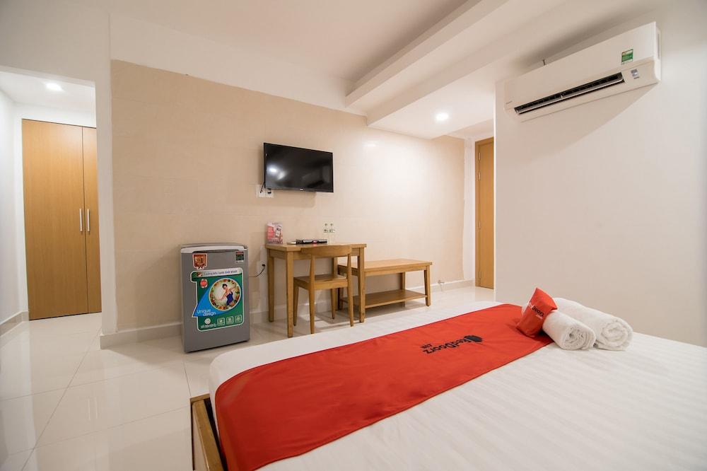 RedDoorz Plus near SECC D7