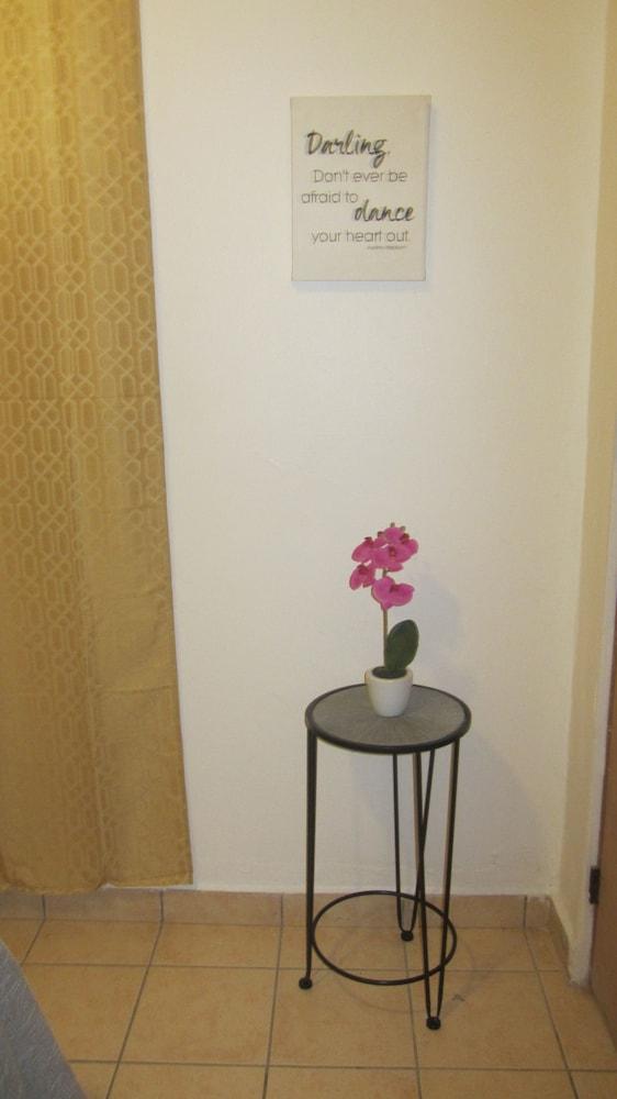 Henry's GuestHouse - Hostel