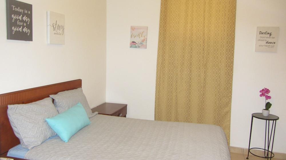 Henry's GuestHouse - Hostel