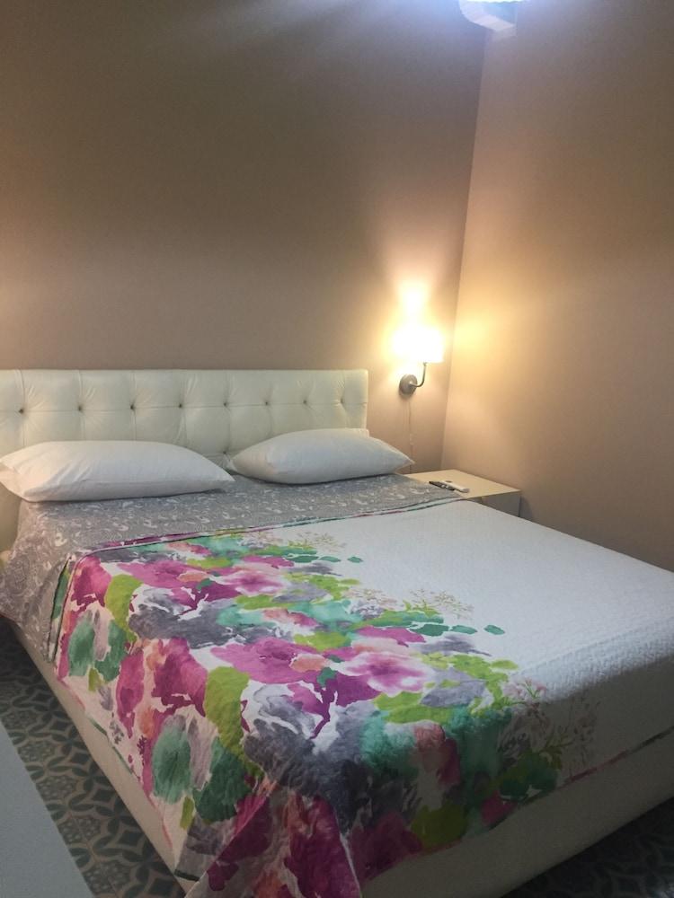 Salernoportodamare Train Station Room