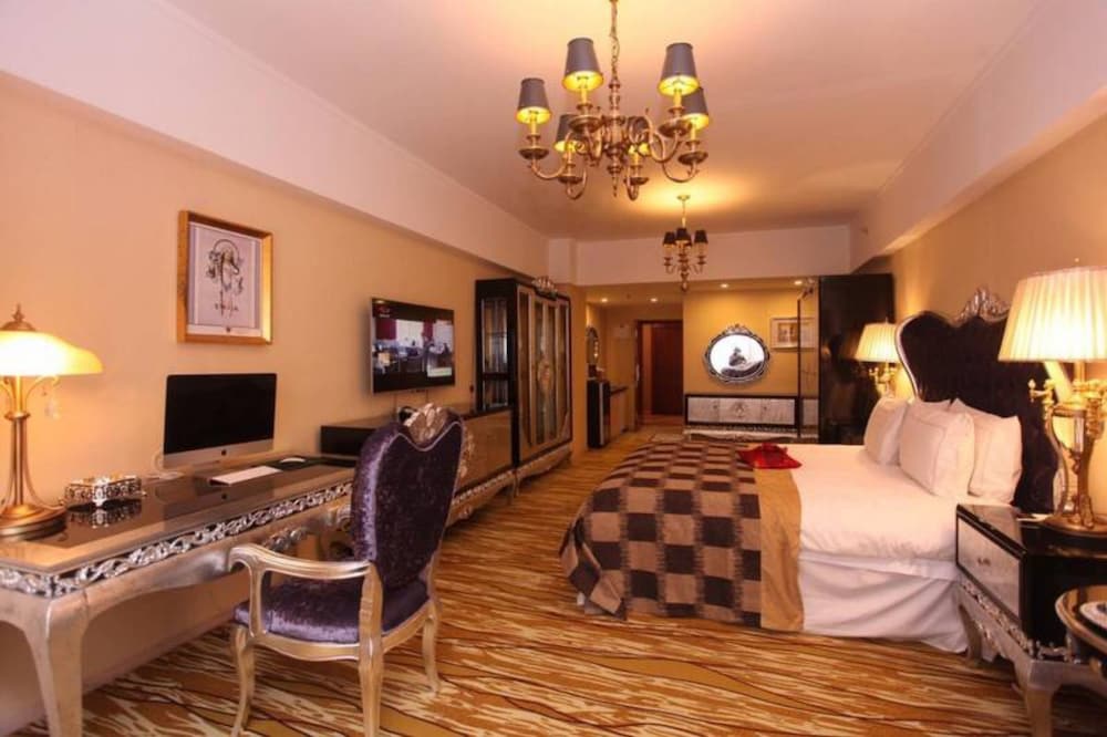 Chengdu Longhu Beach Hotel