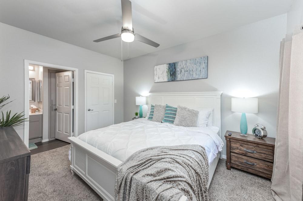 Executive King, Close to TCP and Kierland w Parking 1005