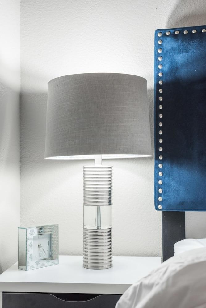 Executive King, Close to TCP and Kierland w Parking 1005