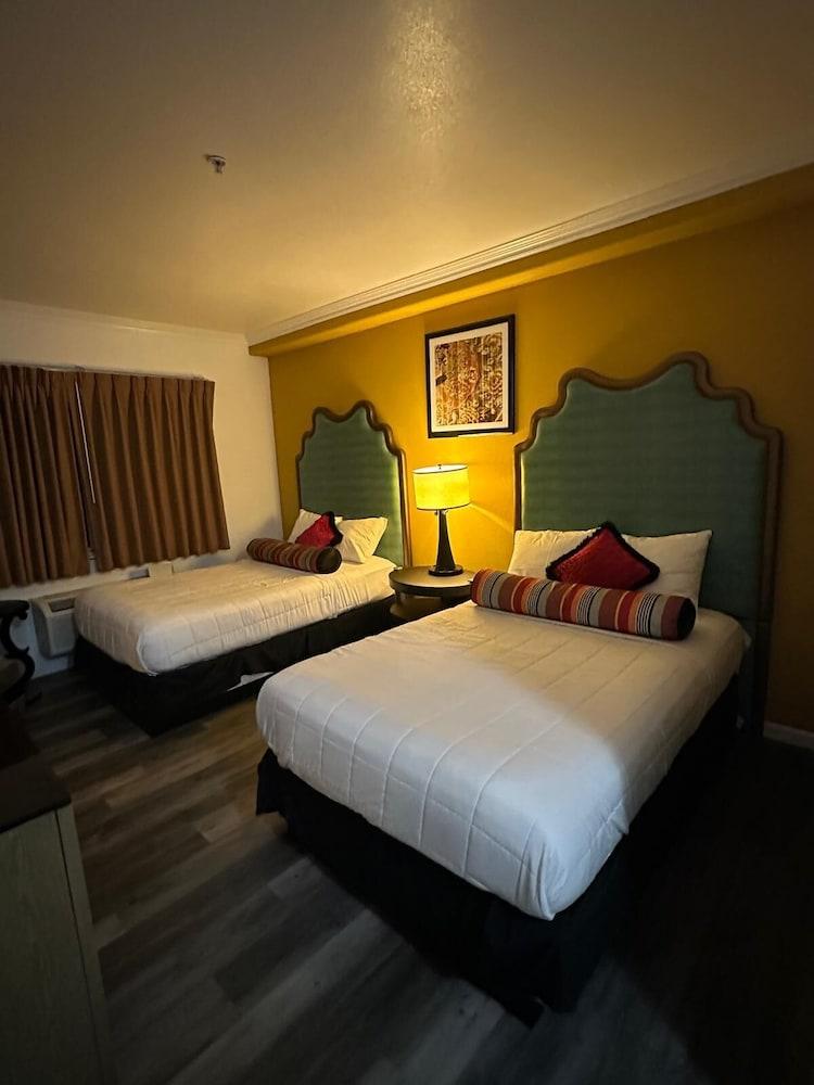 Howard Johnson by Wyndham Bakersfield