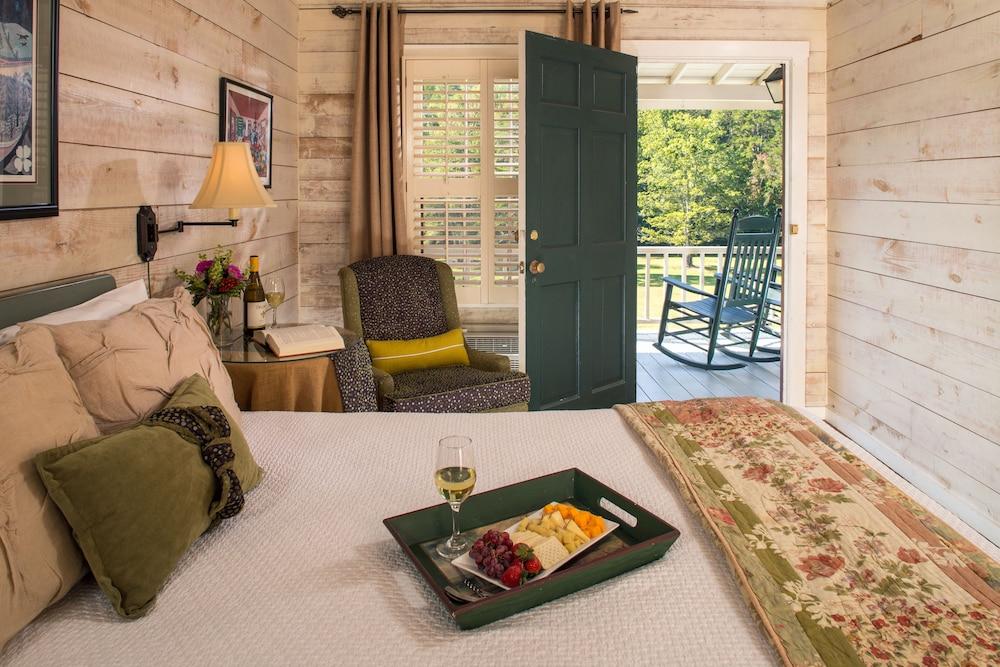 Glen-Ella Springs Hotel & Restaurant