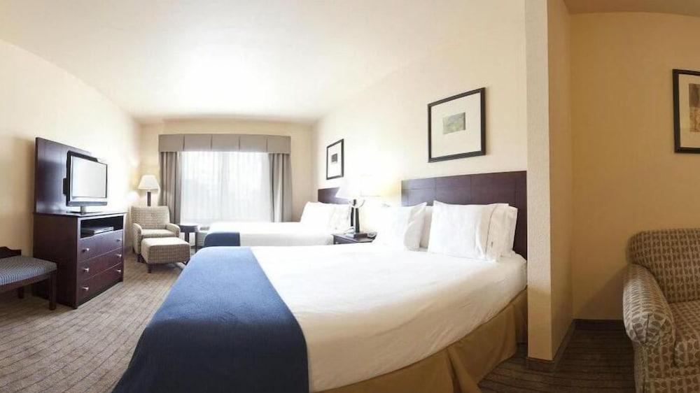 Holiday Inn Express & Suites Marshall by IHG