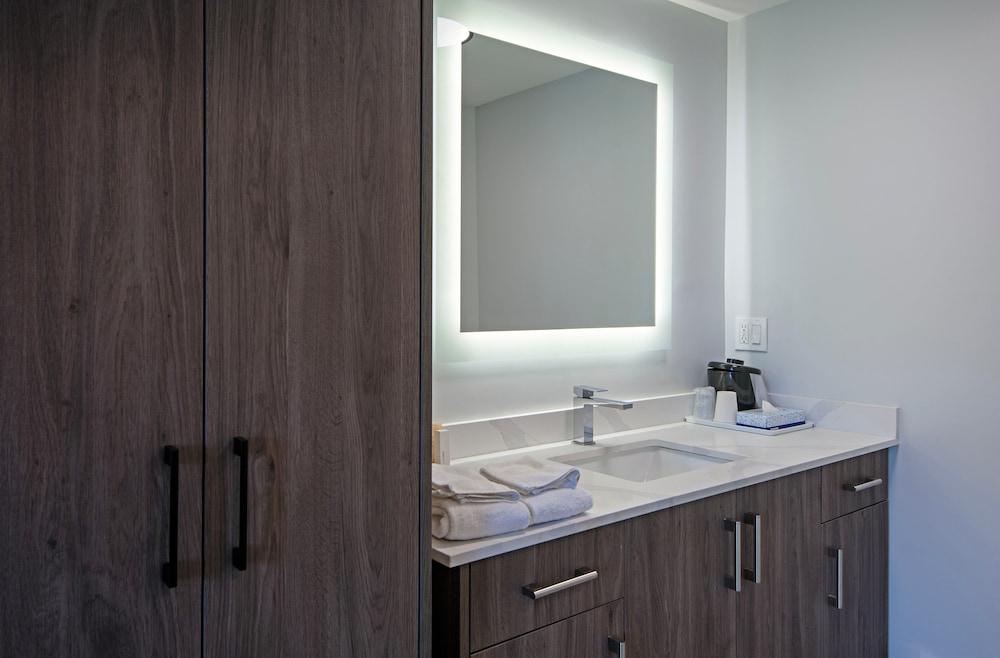 Riverland Inn & Suites