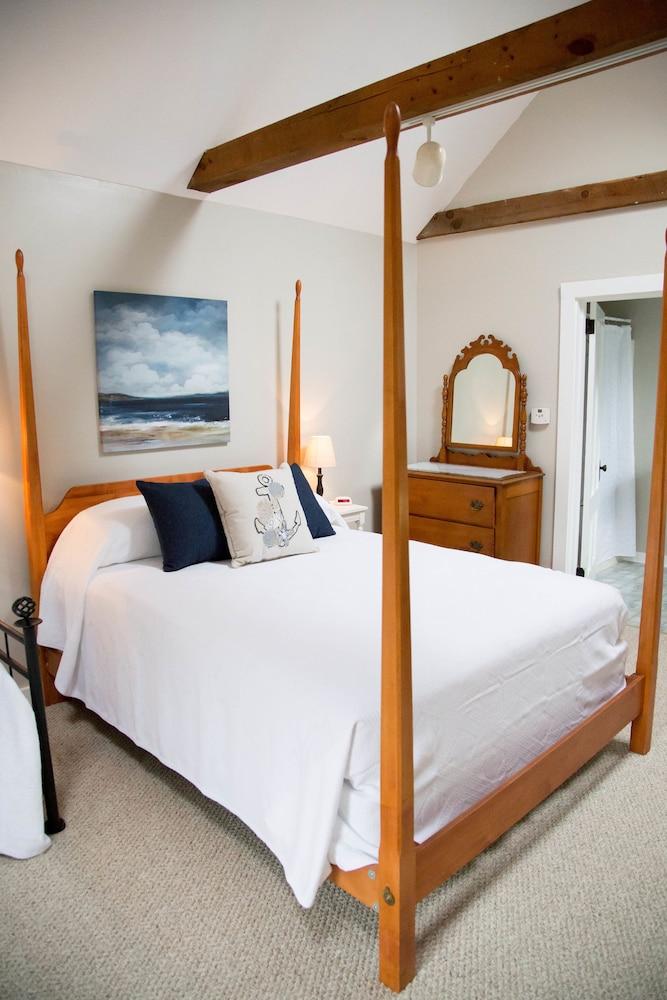 Allen Harbor Breeze Inn & Gardens