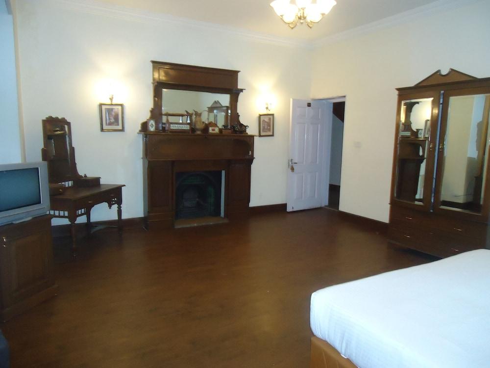 The Earl's Court, Nainital