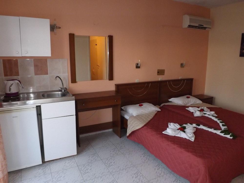 Leonidas Hotel and Studios