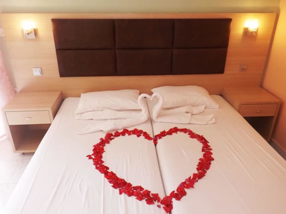 Leonidas Hotel and Studios