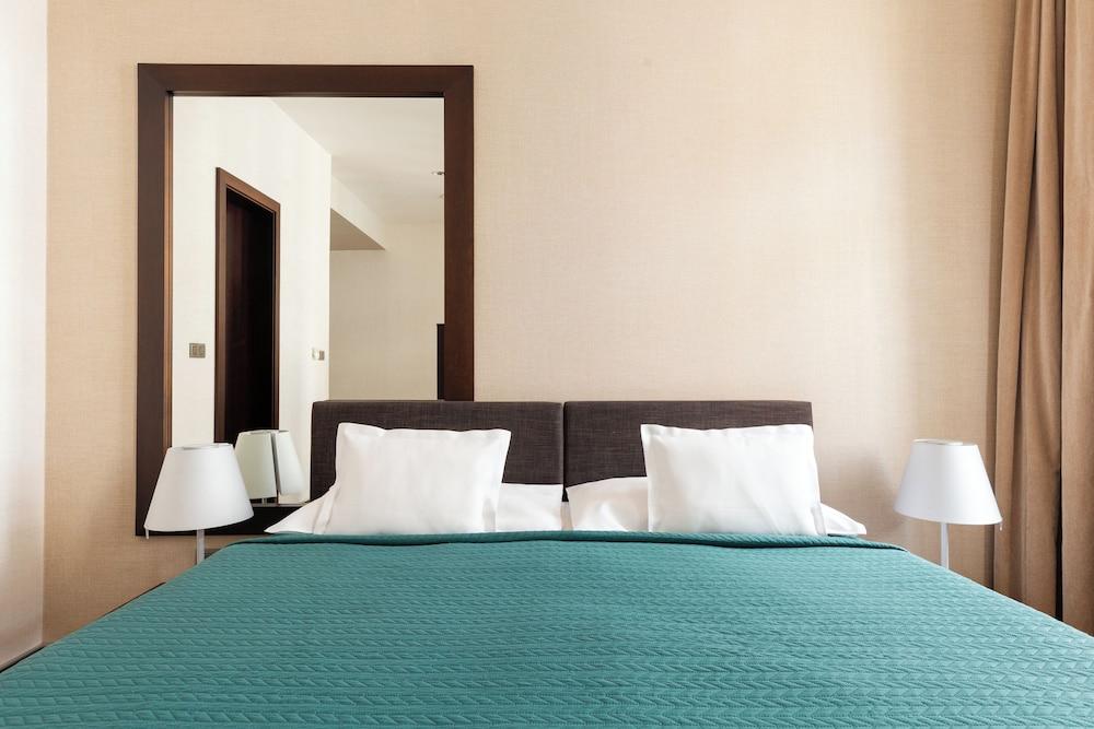 Roset Hotel & Residence