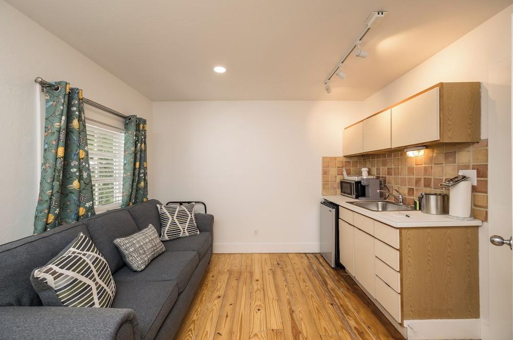 Speakeasy Inn – Adults Only