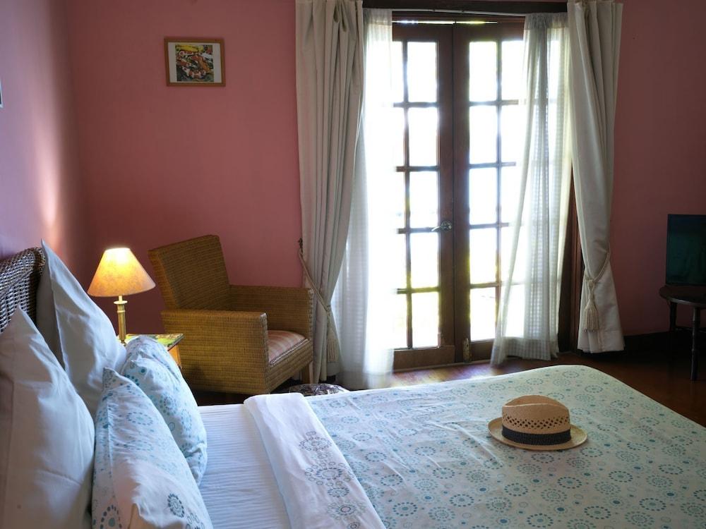 Las Flores Country & Beachside Hotel