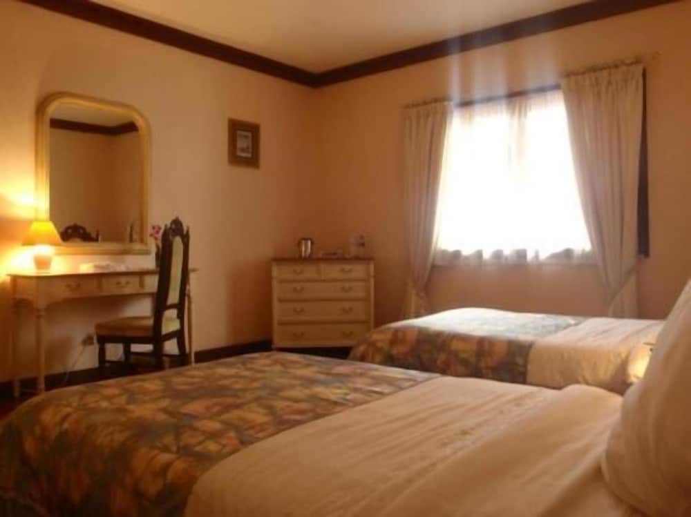 Las Flores Country & Beachside Hotel