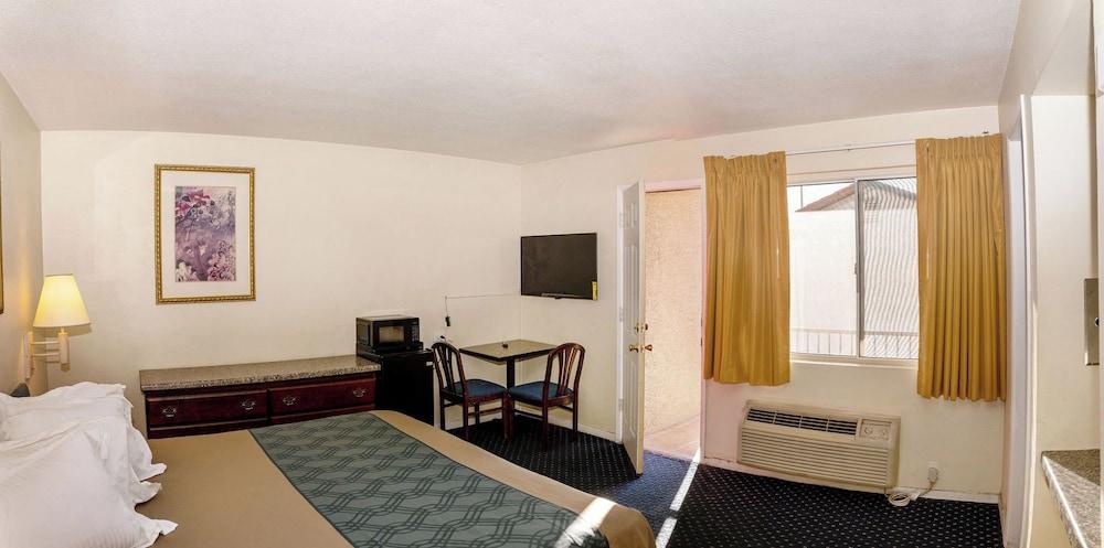 Central Phoenix Hotel